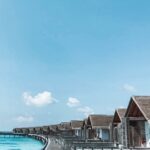 Capucine Anav Instagram - C’est ce qu’on appelle passer du rêve à la réalité —Tranquille sur mon canapé à Paris, mon chéri décide de me faire la plus belle surprise direction @fairmont.maldives ✈️🌴☀️