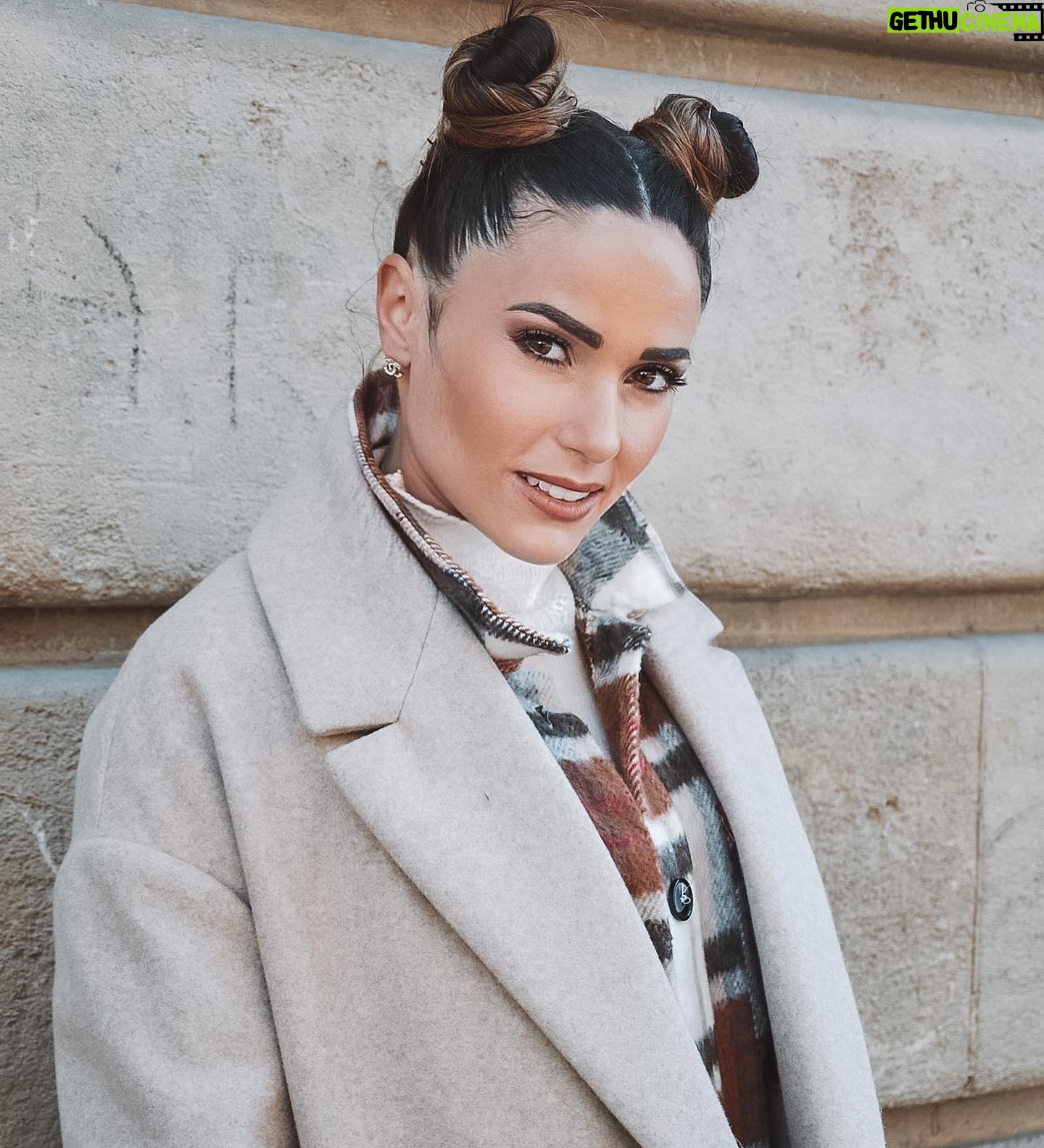 Capucine Anav Instagram - Voilà le résultat de 10min de shooting dans le froid au lieu de 1h ! Et ben franchement, je trouve qu’on ne s’est pas trop mal débrouillé ... J’ai lui ai dit shoot shoot on s’en fou on verra bien le résultat 😂 Mes oreilles et mes doigts ont failli tomber mais le résultat est potable Vous en pensez quoi? 📸 @mxvks #picoftheday #warrior #lifestyle #love #fashion