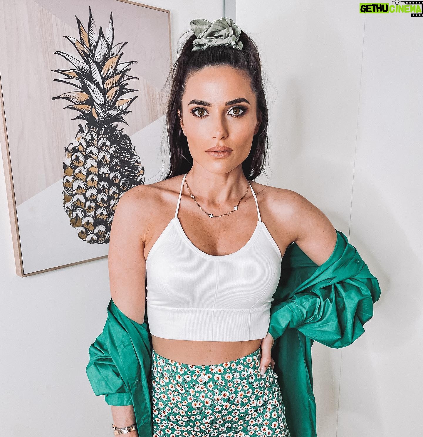 Capucine Anav Instagram - IT’S MY BIRTHDAY 🎂🎂🎂 tu enlèves le 0 et tu remplaces par 1 !! 31 ans et toutes mes dents !! Merci infiniment pour les nombreux messages que j’ai reçu et auxquels je n’ai pas eu le temps de répondre ! Vous êtes tous rentré dans ma vie et je ne compte pas vous en faire sortir 🤍 Je ne suis plus une jeune fille mais une femme épanouie grâce à vous, à ma famille, à mes amis er surtout grâce à mon futur mari @vctrdm ! J’ai encore ÉNORMÉMENT de choses à partager avec vous que ce soit du côté personnel ou professionnel ! Tellement hâte 🎉