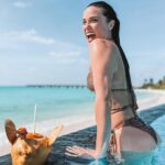 Capucine Anav Instagram - Vacances INOUBLIABLES au @fairmont.maldives ! Des vacances qui ont changé ma vie… des vacances qui resteront gravées à jamais dans mon cœur ! Hâte de vous raconter ❤️Un des hôtels les plus incroyable que j’ai pu faire ☀️🌴✈️ #maldives #islande #holidays