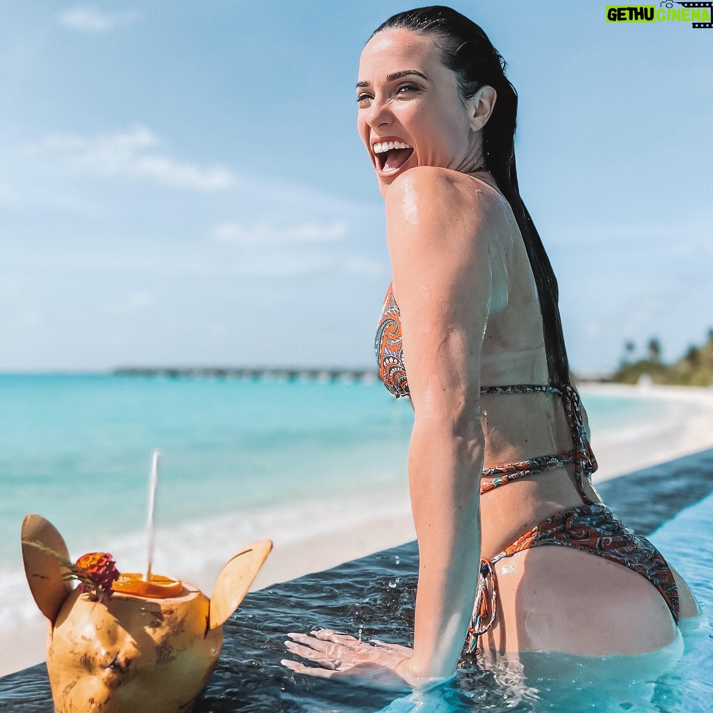 Capucine Anav Instagram - Vacances INOUBLIABLES au @fairmont.maldives ! Des vacances qui ont changé ma vie… des vacances qui resteront gravées à jamais dans mon cœur ! Hâte de vous raconter ❤️Un des hôtels les plus incroyable que j’ai pu faire ☀️🌴✈️ #maldives #islande #holidays