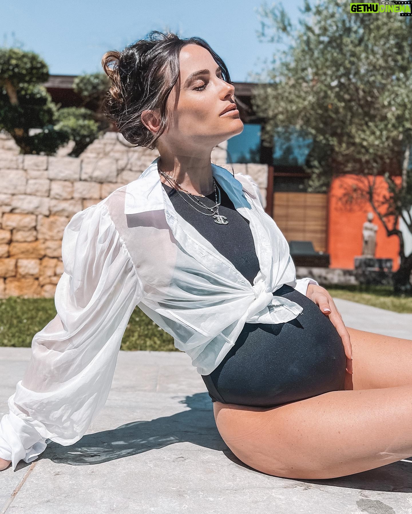 Capucine Anav Instagram - Mes chéries je réponds enfin aux questions que vous me posez depuis plusieurs mois avec @laboratoire_gallia dans le podcast #Parentissage. Pour l'écouter je vous donne rendez-vous en story où le lien apparaît vers mon épisode. A cœur ouvert rien que pour vous ! Racontez-moi vos histoires en publiant un post ou en commentaire avec le #parentissage 🫶🏼👶🏻