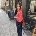 Capucine Anav Instagram – Entre petite promenade dans Paris et Promo 🎥👠
Avec mon total look @copcopine

PS: ne cherchez pas mes fesses je les ai perdues en chemin