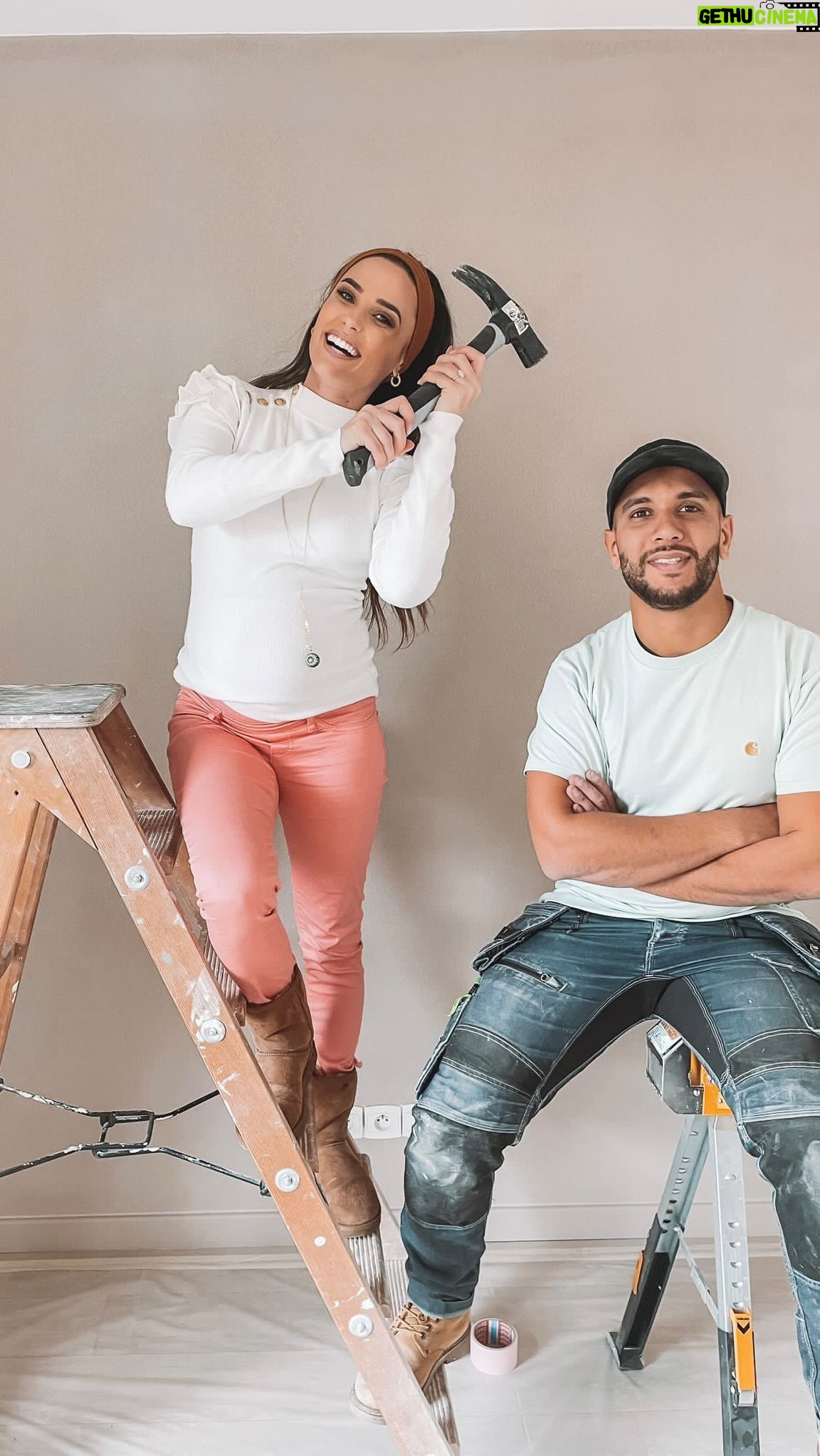Capucine Anav Instagram - Encore Une très belle association 🤝🏼pour la rénovation de cet appartement : @capucineanavoff : pour les idées & la décoration 🤩💡 @cd.peinture et @renovk.fr : pour la réalisation des travaux 🚧 🎨 On a passé 3jours de travail intensif 🥵 jusqu'à pas d'heures ⏰ avec @cd.peinture chez @capucineanavoff et on est content du résultat ! ✨ Qui connait quelqu'un capable de réaliser tout ça en 3 jours ??? 😅😅