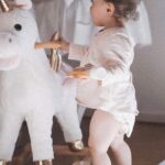 Capucine Anav Instagram - @mitosyl_france fait partie de la famille depuis des années, de mère en fille. Des produits sûrs que l’on se transmet et que j’utilise depuis quelques mois avec Lola. J’ai eu un gros coup de coeur pour leur Pommade protectrice que vous connaissez toutes mais qui a été reformulée et avec une nouvelle odeur que j’adore 🥰 Pareil pour leurs nouvelles Lingettes à l’eau fabriquées en France et testées dermatologiquement ! J’ai aussi reçu leur tout dernier produit : un Gel lavant qui sent super bon, qui mousse et qu’on peut utiliser pour le visage, le corps et les cheveux des bébés et des enfants. De quoi partager des moments tout doux avec Lola tout en prenant soin d’elle 💛 Vous pouvez retrouver tous ces produits en pharmacies. #collaborationcommerciale