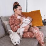 Capucine Anav Instagram - Entre filles pour cette journée de la femme ! • Certaines femmes donnent naissance! Elles seront aussi les mères de la re-naissance de cet univers si elles mettent en avant les valeurs de vie, d'espoir, de respect. Si elles prennent leur place et leur rôle en gardant ce qui les définit au plus profond de leur nature! Ma première journée de la femme en tant que maman 🥹❤️ #8march #womanday