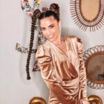 Capucine Anav Instagram – Et voilà encore une année qui s’achève, mais le meilleur reste à venir et ça encore une fois c’est grâce à vous !
Cette année a été pour tout le monde une année difficile mais on tient bon grâce à notre solidarité, une solidarité qui me laisse la chance de fêter cette nouvelle année sur les planches à vos côté, que rêver de mieux ? Merci d’avoir fait de mes rêves une réalité je vous aime fort et je vous souhaite une année remplie d’amour, d’argent et surtout de santé