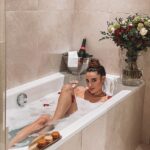 Capucine Anav Instagram - J’ai la peau douce, dans mon bain de mousse 🎼 Bon week-end à tous ♥️ Profitez tous du week-end pour vous détendre mes amours