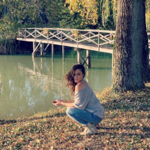 Capucine Anav Instagram - La petite fille dans le prairie 🦚🦢🦆 #douchy #relax #oxygene —- je vous vois venir avec vos blagues 😂