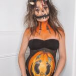 Capucine Anav Instagram - HAPPY HALLOWEEN 🎃 — Mon premier Halloween avec ma fille d’amour que j’ai déguisé en grosse citrouille 🫶🏼 Vous faites quoi de beau ce soir ? Moi je vais aller dire la fameuse phrase « un bonbon 🍭 ou un sort 🪄 ? » Merci à @art_makeup_studio pour ce magnifique Make Up 🎨