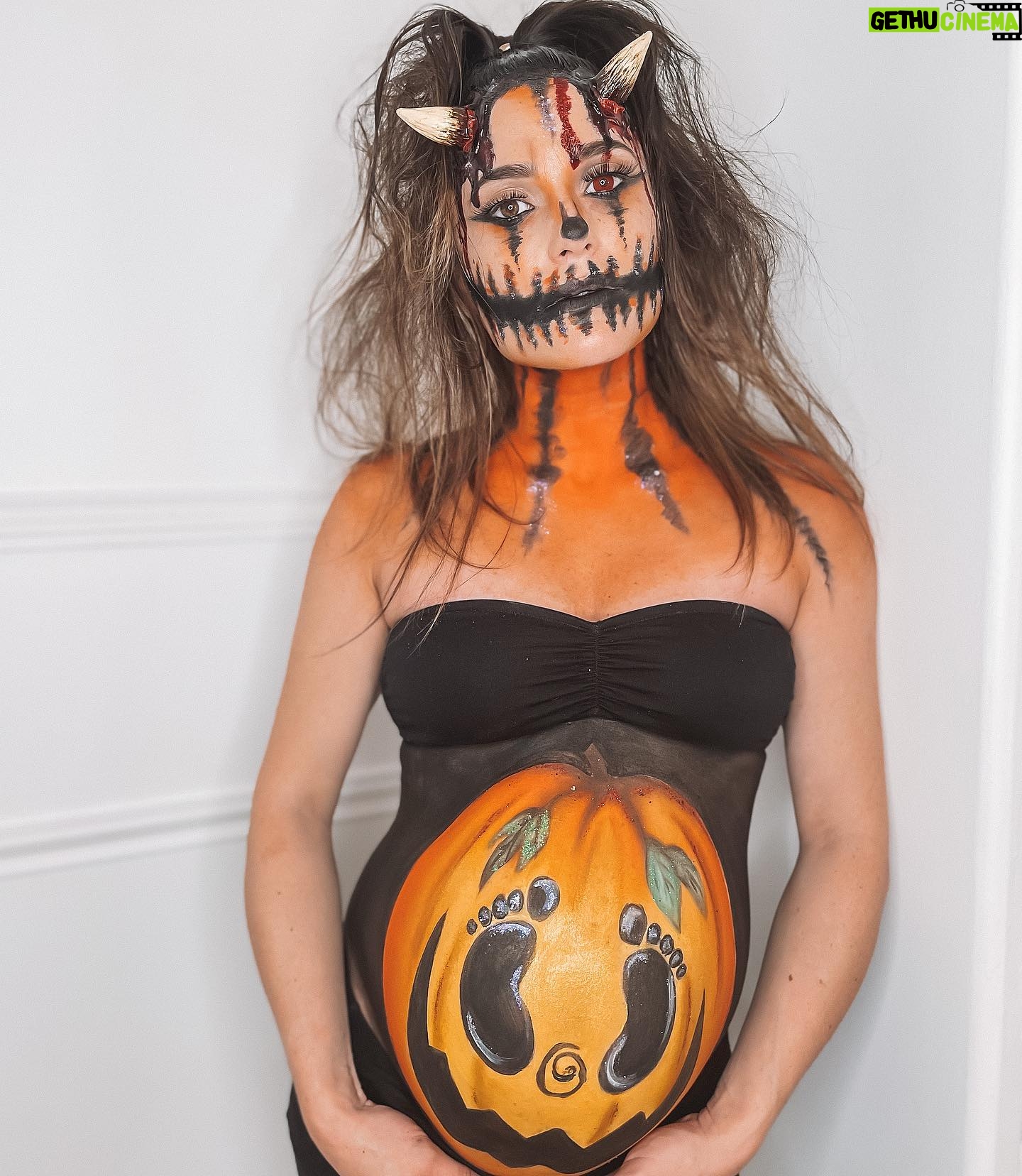 Capucine Anav Instagram - HAPPY HALLOWEEN 🎃 — Mon premier Halloween avec ma fille d’amour que j’ai déguisé en grosse citrouille 🫶🏼 Vous faites quoi de beau ce soir ? Moi je vais aller dire la fameuse phrase « un bonbon 🍭 ou un sort 🪄 ? » Merci à @art_makeup_studio pour ce magnifique Make Up 🎨