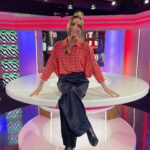 Capucine Anav Instagram – Entre petite promenade dans Paris et Promo 🎥👠
Avec mon total look @copcopine
PS: ne cherchez pas mes fesses je les ai perdues en chemin