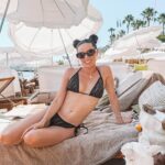 Capucine Anav Instagram – Première grande vacances en famille ! Quel bonheur d’être à la plage 🏝️ 

Seul petit complexe: être plus mince après mon accouchement que avant ma grossesse 😩 

Beaucoup vont me dire: arrête de te plaindre tu te rends pas compte là chance que tu as … mais croyez moi qu’avoir un corps d’enfant a 32 ans n’est pas facile à accepter pour une femme 

Alors de plus en plus je décide d’exposer mon corps pour l’accepter 🫶🏼