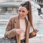 Capucine Anav Instagram - Petit stop dans ma ville de cœur, Lyon, tellement de chaleur ici même quand il fait froid ! Je m’oxygène avec ma famille, mes amies... Dans cette période difficile il n’y a rien de plus important ... Sans oublier la sociabilité, qui me manque énormément... Hâte de reprendre une vie normal, théâtres, Tournages, rencontres, rendez vous, restaurants .... Allez on s’accroche 💪🏼 Alors oui j’ai enlevé mon masque le temps d’une photo pour vous montrer mon petit sourire qui est caché depuis presque 1 an 😷 Je vous souhaite un excellent week-end ! #lyon #paris #lifestyle #covid #force #family #saturday