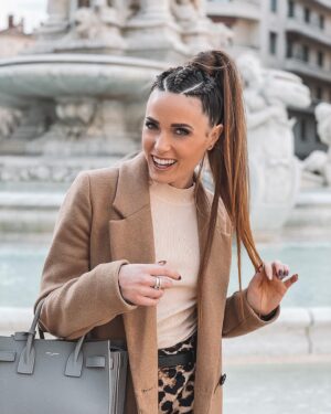 Capucine Anav Instagram - Petit stop dans ma ville de cœur, Lyon, tellement de chaleur ici même quand il fait froid !

Je m’oxygène avec ma famille, mes amies... Dans cette période difficile il n’y a rien de plus important ...

Sans oublier la sociabilité, qui me manque énormément... Hâte de reprendre une vie normal, théâtres, Tournages, rencontres, rendez vous, restaurants .... 
Allez on s’accroche 💪🏼

Alors oui j’ai enlevé mon masque le temps d’une photo pour vous montrer mon petit sourire qui est caché depuis presque 1 an 😷 

Je vous souhaite un excellent week-end ! #lyon #paris #lifestyle #covid #force #family #saturday