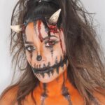 Capucine Anav Instagram - HAPPY HALLOWEEN 🎃 — Mon premier Halloween avec ma fille d’amour que j’ai déguisé en grosse citrouille 🫶🏼 Vous faites quoi de beau ce soir ? Moi je vais aller dire la fameuse phrase « un bonbon 🍭 ou un sort 🪄 ? » Merci à @art_makeup_studio pour ce magnifique Make Up 🎨