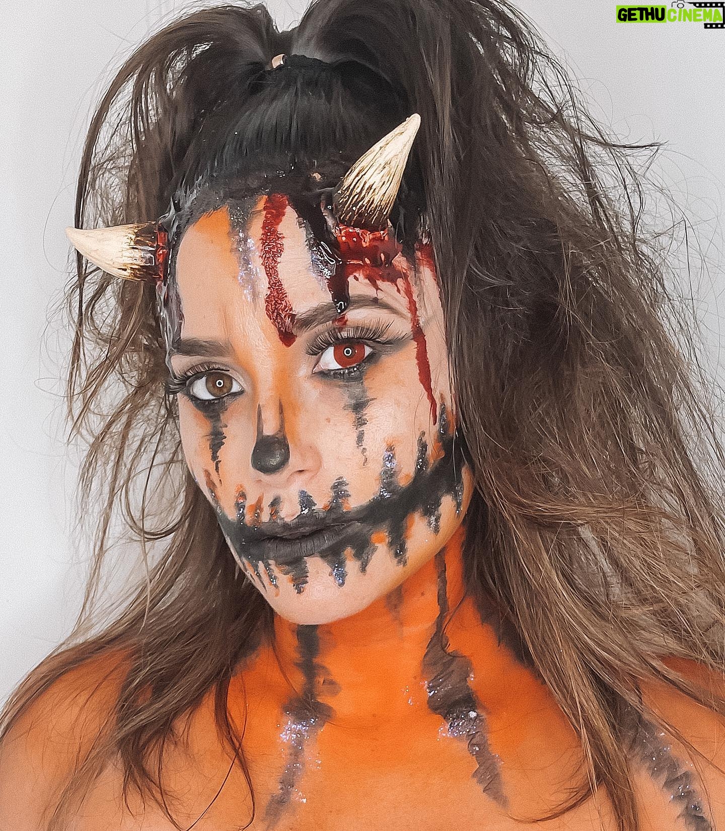 Capucine Anav Instagram - HAPPY HALLOWEEN 🎃 — Mon premier Halloween avec ma fille d’amour que j’ai déguisé en grosse citrouille 🫶🏼 Vous faites quoi de beau ce soir ? Moi je vais aller dire la fameuse phrase « un bonbon 🍭 ou un sort 🪄 ? » Merci à @art_makeup_studio pour ce magnifique Make Up 🎨