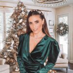 Capucine Anav Instagram – JOYEUX NOËL À TOUS ! Profitez de ce moment si magique avec vos proches 🎄 et pour ceux qui sont seuls je pense très fort à vous ❤️🎁
Hier soir grâce à vous j’ai vécu mon premier noël sur les planches et je peux vous dire que je m’en souviendrai toute ma vie :) aujourd’hui je suis bien arrivée auprès de ma famille