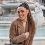 Capucine Anav Instagram - Petit stop dans ma ville de cœur, Lyon, tellement de chaleur ici même quand il fait froid ! Je m’oxygène avec ma famille, mes amies... Dans cette période difficile il n’y a rien de plus important ... Sans oublier la sociabilité, qui me manque énormément... Hâte de reprendre une vie normal, théâtres, Tournages, rencontres, rendez vous, restaurants .... Allez on s’accroche 💪🏼 Alors oui j’ai enlevé mon masque le temps d’une photo pour vous montrer mon petit sourire qui est caché depuis presque 1 an 😷 Je vous souhaite un excellent week-end ! #lyon #paris #lifestyle #covid #force #family #saturday