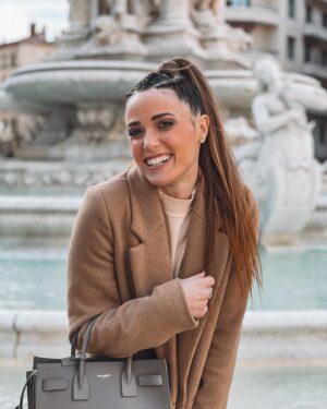 Capucine Anav Instagram - Petit stop dans ma ville de cœur, Lyon, tellement de chaleur ici même quand il fait froid !

Je m’oxygène avec ma famille, mes amies... Dans cette période difficile il n’y a rien de plus important ...

Sans oublier la sociabilité, qui me manque énormément... Hâte de reprendre une vie normal, théâtres, Tournages, rencontres, rendez vous, restaurants .... 
Allez on s’accroche 💪🏼

Alors oui j’ai enlevé mon masque le temps d’une photo pour vous montrer mon petit sourire qui est caché depuis presque 1 an 😷 

Je vous souhaite un excellent week-end ! #lyon #paris #lifestyle #covid #force #family #saturday