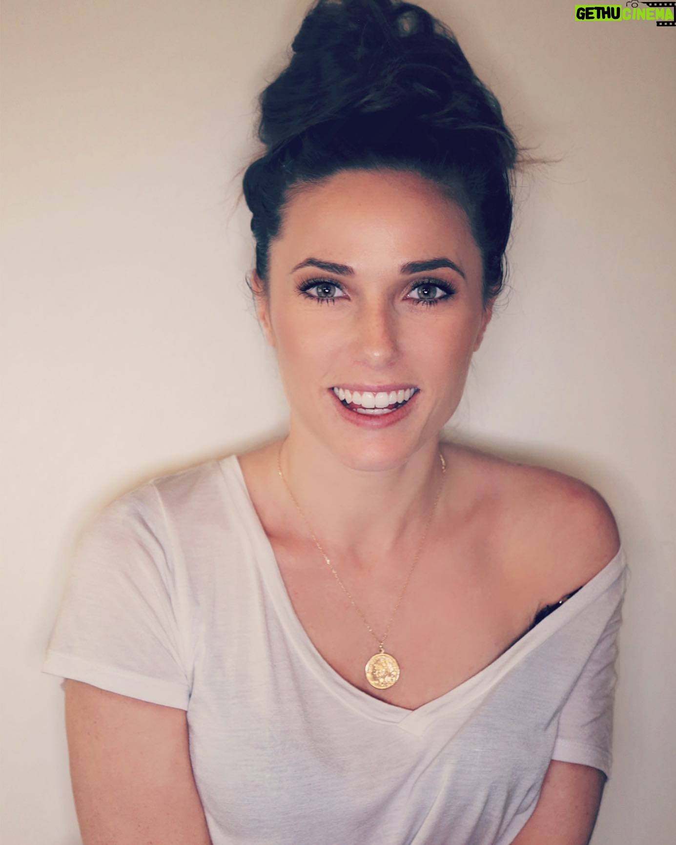 Capucine Anav - 23.8K Likes - 🎥📹🎥📹 SIMPLE PICS •• by @julienlandais #actress