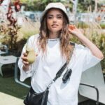 Capucine Anav Instagram – EXCLUDED PICTURE — Un peu de soleil avant de reprendre mardi pour garder le moral ça ne fait jamais de mal 🍹🌴🌞
Comment ça va vous ?