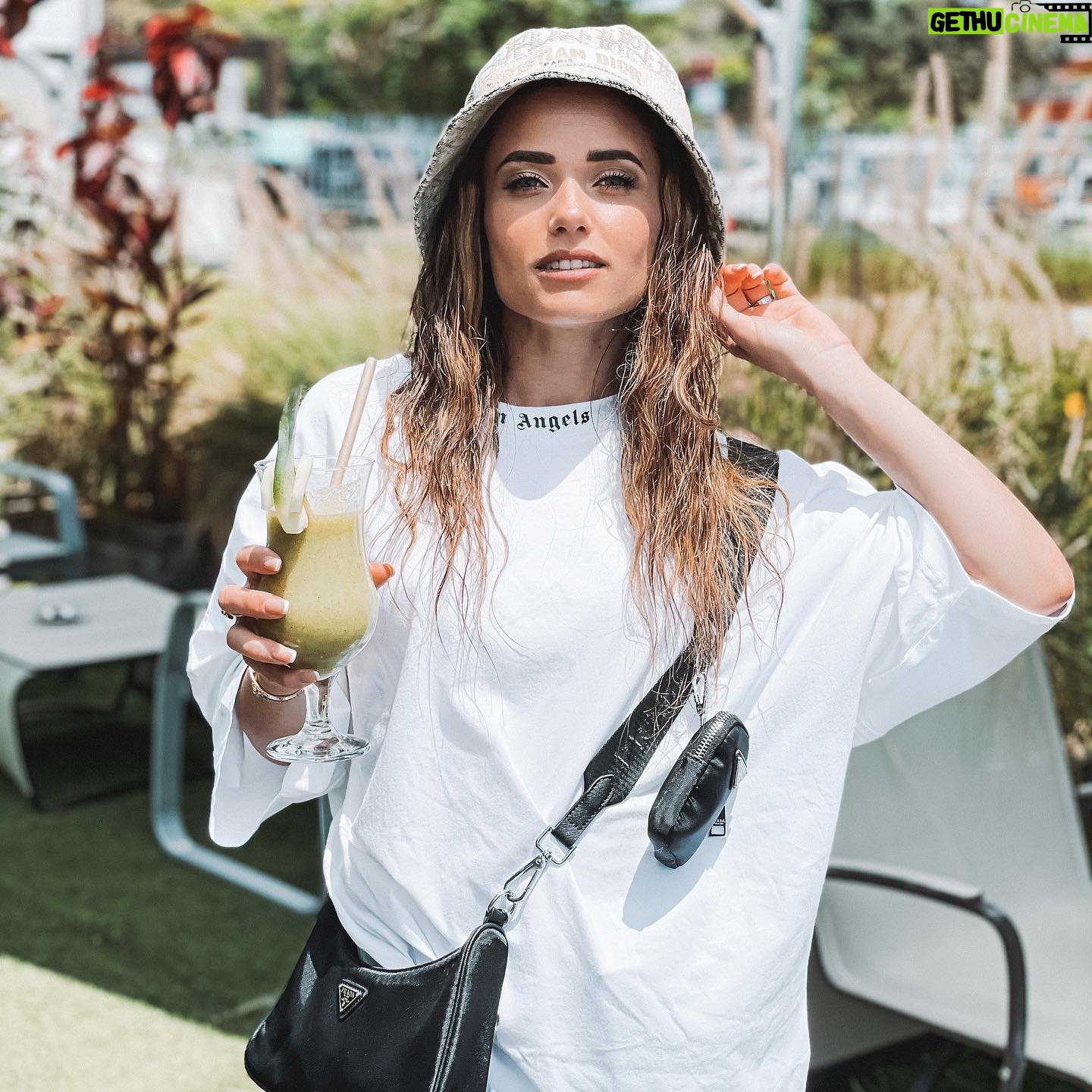 Capucine Anav Instagram - EXCLUDED PICTURE — Un peu de soleil avant de reprendre mardi pour garder le moral ça ne fait jamais de mal 🍹🌴🌞 Comment ça va vous ?
