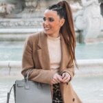 Capucine Anav Instagram - Petit stop dans ma ville de cœur, Lyon, tellement de chaleur ici même quand il fait froid ! Je m’oxygène avec ma famille, mes amies... Dans cette période difficile il n’y a rien de plus important ... Sans oublier la sociabilité, qui me manque énormément... Hâte de reprendre une vie normal, théâtres, Tournages, rencontres, rendez vous, restaurants .... Allez on s’accroche 💪🏼 Alors oui j’ai enlevé mon masque le temps d’une photo pour vous montrer mon petit sourire qui est caché depuis presque 1 an 😷 Je vous souhaite un excellent week-end ! #lyon #paris #lifestyle #covid #force #family #saturday