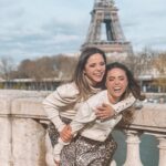 Capucine Anav Instagram – Cette photo résume tout ! Je vous présente, même si pour la plupart vous la connaissez déjà, ma petite soeur d’amour @louanavv ! Je suis fière et heureuse de partager cette photo … c’est très rare que j’expose ma vie privée et ma famille en fait partie … Mais mes sœurs me procurent un tel bien que je voulais absolument partager avec vous un de ces moments là ! 
Non ces moments ne sont pas rares, ils font juste partis de mon petit jardin secret… Et aujourd’hui je vous ouvre une petite partie de mon jardin ! 
2 gamines à Paris, ou encore 2 lyonnaises à Paris ! Moment incroyable, voici donc Lou 26 ans ( enfin pour moi elle en a encore 10 😂 ) mon petit bébé, mon petit bonheur à moi que j’aime tant ! Mon amour pour mes sœurs est équivalant mais elle c’est la petite dernière, le petit bébé de la famille Anav ! 

Je vous souhaite à tous un excellent week-end, moi croyez moi il va être fabuleux ♥️