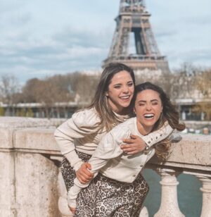 Capucine Anav Instagram - Cette photo résume tout ! Je vous présente, même si pour la plupart vous la connaissez déjà, ma petite soeur d’amour @louanavv ! Je suis fière et heureuse de partager cette photo ... c’est très rare que j’expose ma vie privée et ma famille en fait partie ... Mais mes sœurs me procurent un tel bien que je voulais absolument partager avec vous un de ces moments là ! 
Non ces moments ne sont pas rares, ils font juste partis de mon petit jardin secret... Et aujourd’hui je vous ouvre une petite partie de mon jardin ! 
2 gamines à Paris, ou encore 2 lyonnaises à Paris ! Moment incroyable, voici donc Lou 26 ans ( enfin pour moi elle en a encore 10 😂 ) mon petit bébé, mon petit bonheur à moi que j’aime tant ! Mon amour pour mes sœurs est équivalant mais elle c’est la petite dernière, le petit bébé de la famille Anav ! 

Je vous souhaite à tous un excellent week-end, moi croyez moi il va être fabuleux ♥️