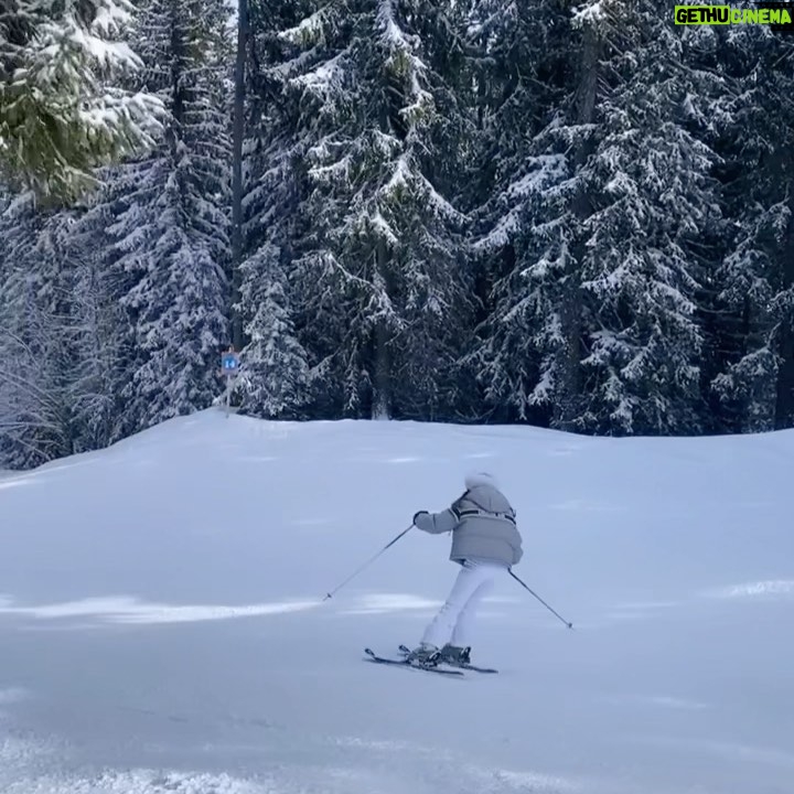 Capucine Anav Instagram - Après quelques années de Snow ❄️ je me remets au ski 🎿 et comment vous dire qu’il faut un petit temps d’adaptation 😂 Notez mon niveau de ski en commentaire ( La vidéo est en dernière position )