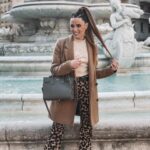 Capucine Anav Instagram - Petit stop dans ma ville de cœur, Lyon, tellement de chaleur ici même quand il fait froid ! Je m’oxygène avec ma famille, mes amies... Dans cette période difficile il n’y a rien de plus important ... Sans oublier la sociabilité, qui me manque énormément... Hâte de reprendre une vie normal, théâtres, Tournages, rencontres, rendez vous, restaurants .... Allez on s’accroche 💪🏼 Alors oui j’ai enlevé mon masque le temps d’une photo pour vous montrer mon petit sourire qui est caché depuis presque 1 an 😷 Je vous souhaite un excellent week-end ! #lyon #paris #lifestyle #covid #force #family #saturday