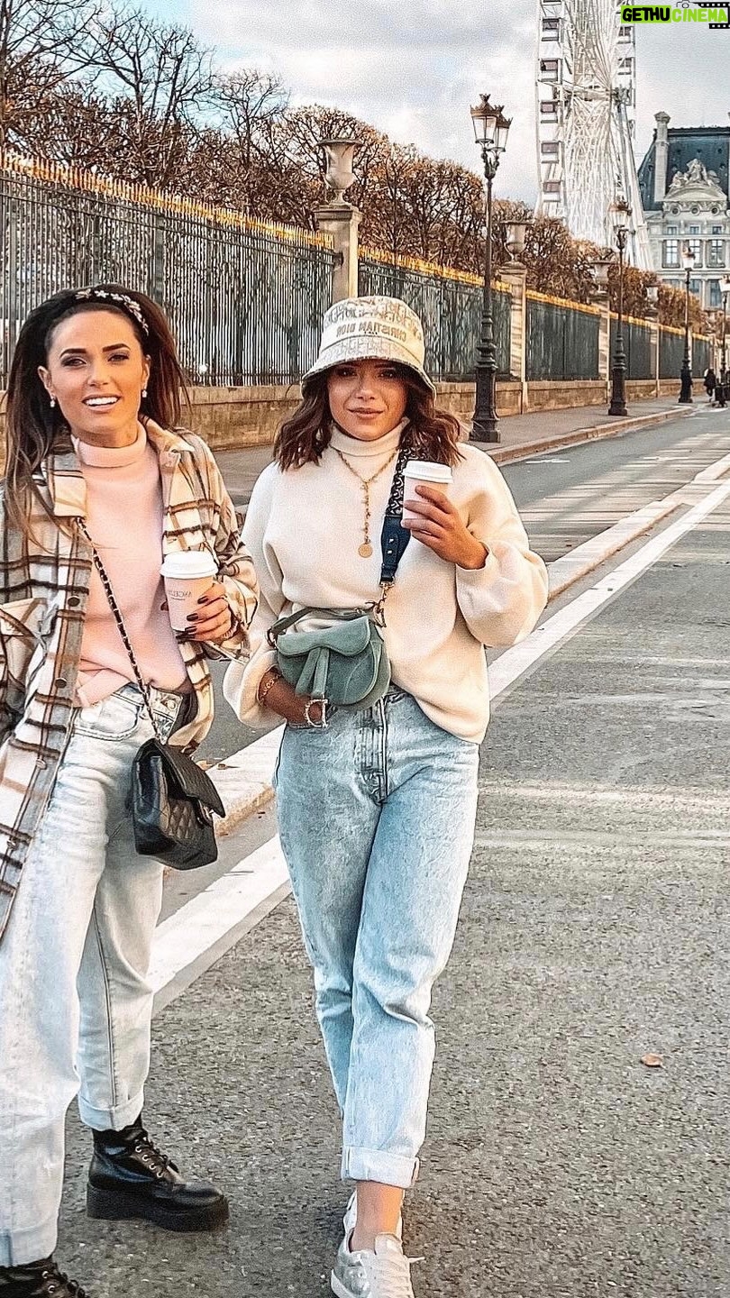 Capucine Anav Instagram - Avec @louanavv ( et le voisin qui se tape l’incruste @antoniruiz 😂 ) on est déjà prêts pour noël, père noël on a été sage comme des images alors j’espère que tu vas nous gâter 🙊 VOUS AVEZ DEMANDÉ QUOI VOUS AU PÈRE NOËL