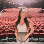 Capucine Anav Instagram - J’ai cette chance incroyable de partager mon rêve de la scène avec ma fille… 👧🏻 C’était juste MAGIQUE de partager ce début de tournée à tes côtés Lola, tu te rends pas compte le souvenir que tu laisseras gravé à vie dans le cœur de ta maman… merci surtout d’avoir été une petite fille adorable durant cette période et de m’avoir laissé cette chance de continuer la scène et les tournages sans jamais te plaindre! Je crois qu’à quelque semaines de ton arrivée il est temps pour maman de prendre soin de toi à 100% et de te préparer à arriver de ce monde si grand. Si cela t’a plu, alors je continuerai à t’embarquer avec moi dans mes folies Je t’aime déjà tant