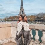Capucine Anav Instagram – Cette photo résume tout ! Je vous présente, même si pour la plupart vous la connaissez déjà, ma petite soeur d’amour @louanavv ! Je suis fière et heureuse de partager cette photo … c’est très rare que j’expose ma vie privée et ma famille en fait partie … Mais mes sœurs me procurent un tel bien que je voulais absolument partager avec vous un de ces moments là ! 
Non ces moments ne sont pas rares, ils font juste partis de mon petit jardin secret… Et aujourd’hui je vous ouvre une petite partie de mon jardin ! 
2 gamines à Paris, ou encore 2 lyonnaises à Paris ! Moment incroyable, voici donc Lou 26 ans ( enfin pour moi elle en a encore 10 😂 ) mon petit bébé, mon petit bonheur à moi que j’aime tant ! Mon amour pour mes sœurs est équivalant mais elle c’est la petite dernière, le petit bébé de la famille Anav ! 

Je vous souhaite à tous un excellent week-end, moi croyez moi il va être fabuleux ♥️