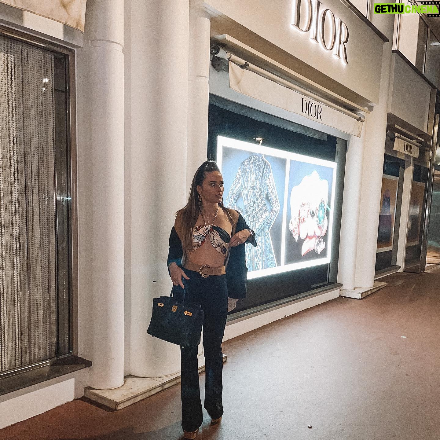 Capucine Anav Instagram - Apparement cette semaine c’était la Fashion Week, alors vu que je fais 1M58 et que je ne pourrais jamais être mannequin du coup j’ai défilé toute seule dans la rue 😂 #lafashionweekseloncapu #fashionweek