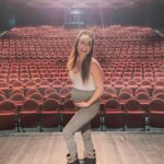 Capucine Anav Instagram - J’ai cette chance incroyable de partager mon rêve de la scène avec ma fille… 👧🏻 C’était juste MAGIQUE de partager ce début de tournée à tes côtés Lola, tu te rends pas compte le souvenir que tu laisseras gravé à vie dans le cœur de ta maman… merci surtout d’avoir été une petite fille adorable durant cette période et de m’avoir laissé cette chance de continuer la scène et les tournages sans jamais te plaindre! Je crois qu’à quelque semaines de ton arrivée il est temps pour maman de prendre soin de toi à 100% et de te préparer à arriver de ce monde si grand. Si cela t’a plu, alors je continuerai à t’embarquer avec moi dans mes folies Je t’aime déjà tant