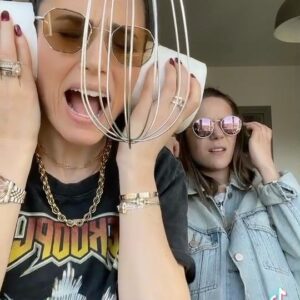 Capucine Anav Instagram - LES DIMANCHES EN FAMILLE —Quand on se prend pour des Restas entre soeurs @louanavv 😂😂😂 #pourtoi #challenge
