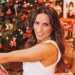 Capucine Anav Instagram - On est le 1er et je suis déjà prête pour noël 🤶🏼 🎄 et vous ? J’attends bien sagement sous le sapin pour pas rater un seul cadeau 😂🎁, le mois de décembre est un de mes préférés de l’année... Tellement de souvenirs // j’en profite avec ce post ( car vous avez été extrêmement nombreux à me demander ) pour vous dire d’où vient ma décoration, j’ai tout shoppé sur @l.i.n.c.r.o.y.a.b.l.e // 📸 @visualisation_