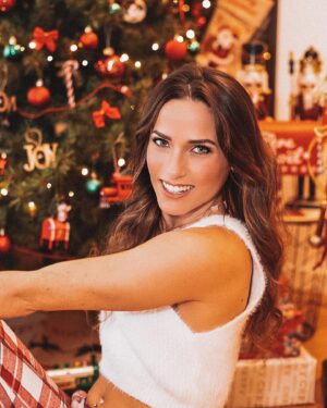 Capucine Anav Instagram - On est le 1er et je suis déjà prête pour noël 🤶🏼 🎄 et vous ? J’attends bien sagement sous le sapin pour pas rater un seul cadeau 😂🎁, le mois de décembre est un de mes préférés de l’année... Tellement de souvenirs // 

j’en profite avec ce post ( car vous avez été extrêmement nombreux à me demander ) pour vous dire d’où vient ma décoration, j’ai tout shoppé sur @l.i.n.c.r.o.y.a.b.l.e // 📸 @visualisation_