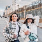 Capucine Anav Instagram – Quel bonheur de se retrouver entre soeurs !!! Ça c’est la vraie vie, s’oublier, s’évader, rigoler avec les personnes qui nous connaissent réellement ! Mon sang je t’aime ! LITTLE SISTER 🤍
Avec la reprise du théâtre je n’ai pas le temps de descendre sur Lyon pour retourner aux sources, alors c’est ma famille qui vient à moi, toute la famille est venue… Mon père, ma mère, mes sœurs … oh oh le secret du bonheur 🎵