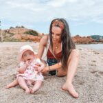Capucine Anav Instagram – C’est quoi la définition du bonheur pour vous ? Moi je vous la présente en photo 🤍❤️ #familytime #familylife #bestmoments

Cette photo contient un filtre