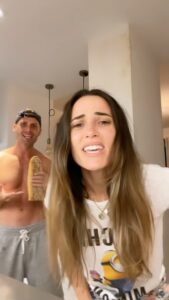 Capucine Anav Instagram - Apparement cette chanson est très entraînante … je vous confirme @benoitbdb à complètement laissé tomber ses activités en cours 😂😂