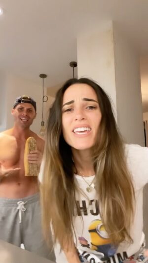 Capucine Anav Instagram - Apparement cette chanson est très entraînante … je vous confirme @benoitbdb à complètement laissé tomber ses activités en cours 😂😂