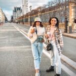 Capucine Anav Instagram – Quel bonheur de se retrouver entre soeurs !!! Ça c’est la vraie vie, s’oublier, s’évader, rigoler avec les personnes qui nous connaissent réellement ! Mon sang je t’aime ! LITTLE SISTER 🤍
Avec la reprise du théâtre je n’ai pas le temps de descendre sur Lyon pour retourner aux sources, alors c’est ma famille qui vient à moi, toute la famille est venue… Mon père, ma mère, mes sœurs … oh oh le secret du bonheur 🎵
