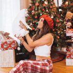 Capucine Anav Instagram - On est le 1er et je suis déjà prête pour noël 🤶🏼 🎄 et vous ? J’attends bien sagement sous le sapin pour pas rater un seul cadeau 😂🎁, le mois de décembre est un de mes préférés de l’année... Tellement de souvenirs // j’en profite avec ce post ( car vous avez été extrêmement nombreux à me demander ) pour vous dire d’où vient ma décoration, j’ai tout shoppé sur @l.i.n.c.r.o.y.a.b.l.e // 📸 @visualisation_
