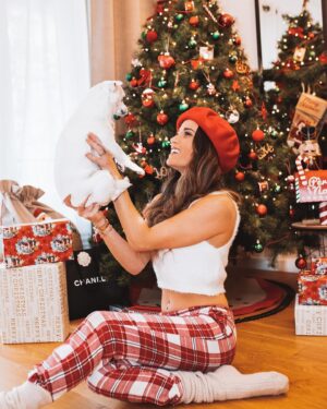 Capucine Anav Instagram - On est le 1er et je suis déjà prête pour noël 🤶🏼 🎄 et vous ? J’attends bien sagement sous le sapin pour pas rater un seul cadeau 😂🎁, le mois de décembre est un de mes préférés de l’année... Tellement de souvenirs // 

j’en profite avec ce post ( car vous avez été extrêmement nombreux à me demander ) pour vous dire d’où vient ma décoration, j’ai tout shoppé sur @l.i.n.c.r.o.y.a.b.l.e // 📸 @visualisation_
