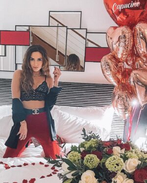 Capucine Anav Instagram - Happy Valentine’s Day mes Amours 🌹
Passé un temps je pensais qu’aimer rimait avec souffrance ... 
Puis j’ai eu la chance de tomber sur l’homme qui m’a fait redécouvrir la définition de l’amour ! 

Je tiens à vous préciser qu’il faut toujours y croire, l’amour ne se cherche pas, il vous tombe dessus... 

A toutes les personnes Célibataires, je vous souhaite un très bon dimanche et j’accepte d’être votre Valentine virtuellement

— TOUJOURS Y CROIRE — 🌹
#valentineday #love #happy #girl