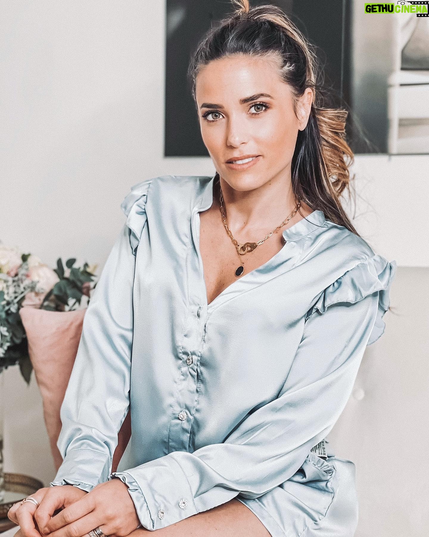 Capucine Anav Instagram - Même pas mal d’avoir 30 ans 😂🤗 J’ai décidé de poster cette photo pour prouver que vous pouvez mettre des photos grimaces, pas besoin de rentrer dans les codes qui, de plus en plus, nous enlèvent cette confiance... Les filles vous êtes des bombes dans n’importe quelle situation. Je pensais pas aussi bien le vivre pour être honnête, vous aviez tellement raison ♥️ #foryou #happy #woman