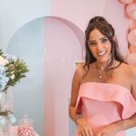 Capucine Anav Instagram - Ce jour était si magique ! Avec les copines on t’attend avec impatience princesse 👸🏻 #31weekspregnant 😅 Le bonheur est si grand que j’en oublie les petits douleurs au ventre, les maux de têtes, les nausées, les crampes, mes hémorroïdes 😂 …et je vous passe tout le reste ! Gardons un peu d’humour 🤍